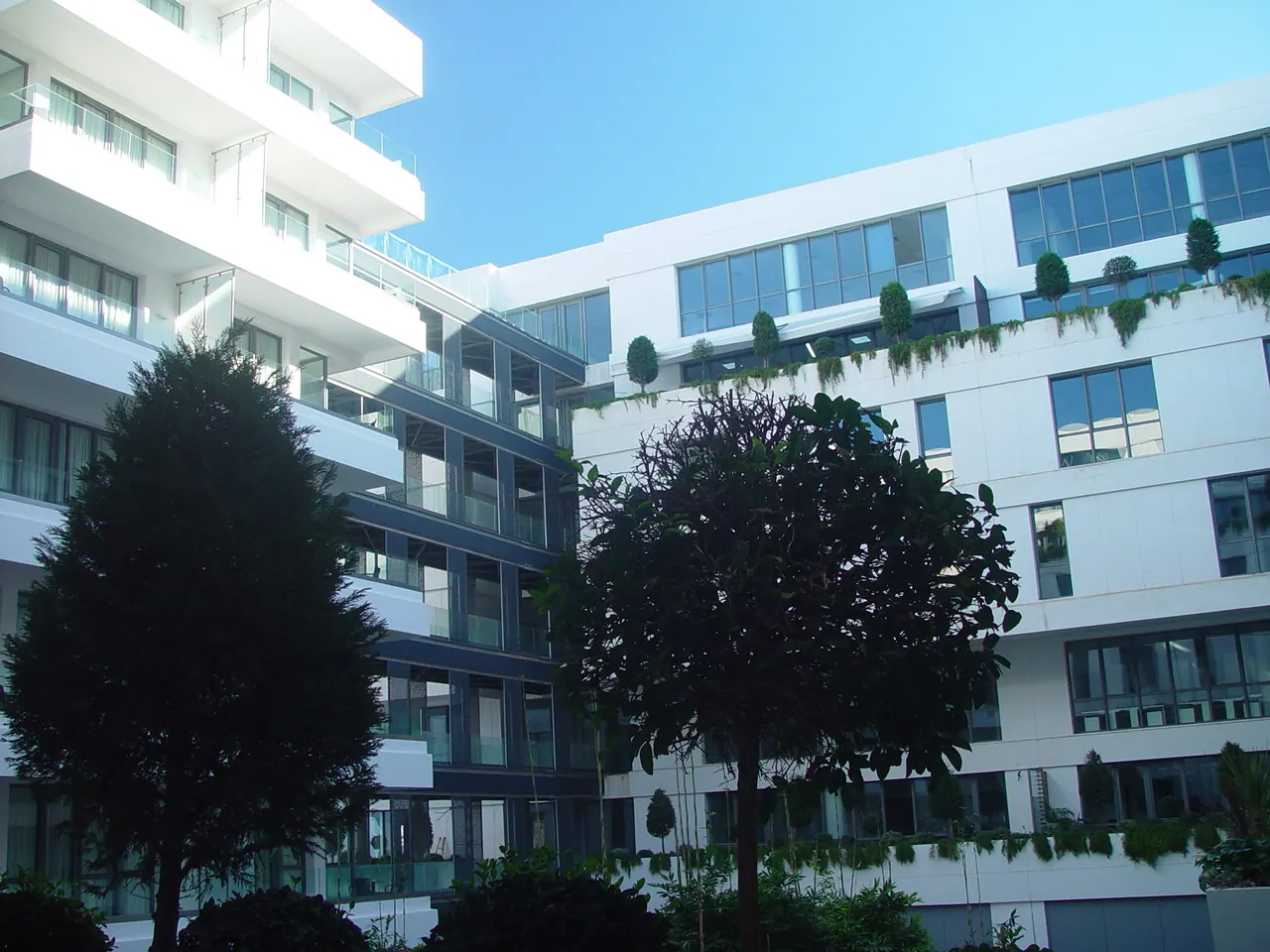 Vue du bâtiment depuis la terrasse - Office Rental Connect